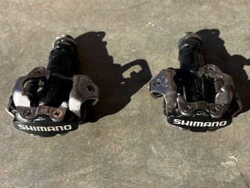 Used Shimano PD-M520 Clipless Pedals bike — image 1 of 3