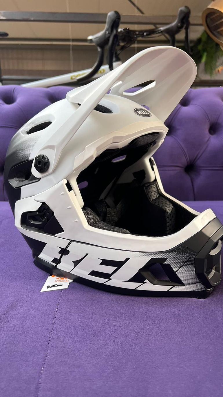 Brugt Bell Super DH Spherical Helmet 2025 bike — billede 2 af 5