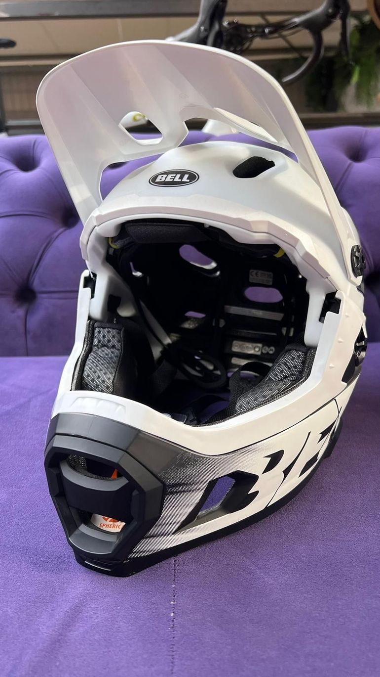 Brugt Bell Super DH Spherical Helmet 2025 bike — billede 3 af 5