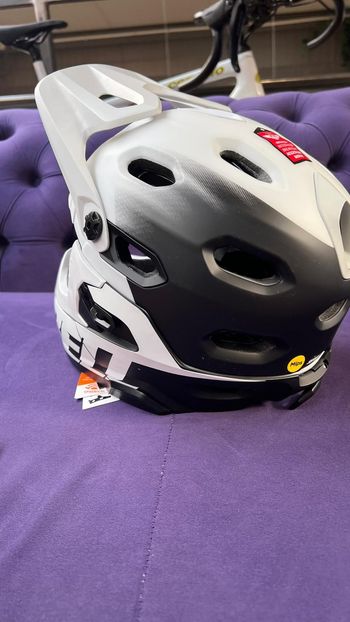 Brugt Bell Super DH Spherical Helmet 2025 bike — billede 4 af 5