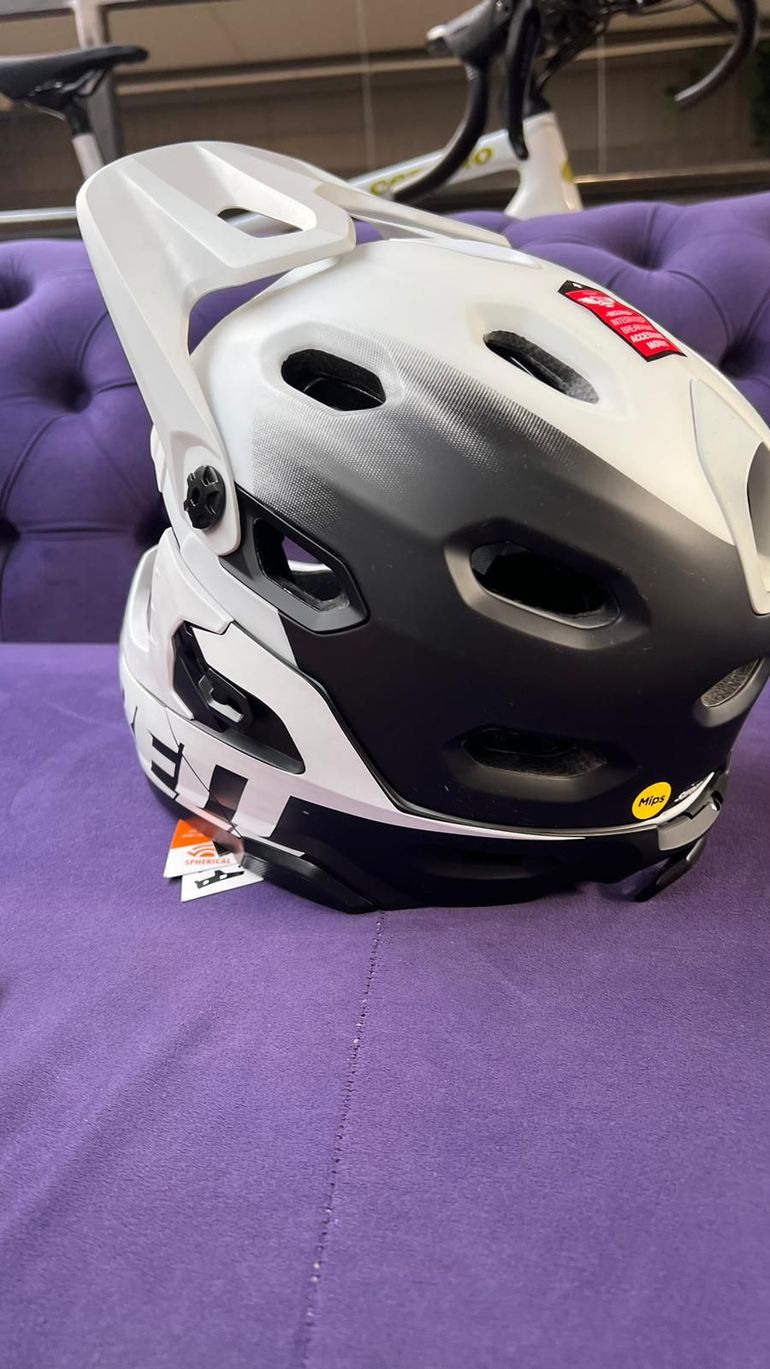 Brugt Bell Super DH Spherical Helmet 2025 bike — billede 4 af 5