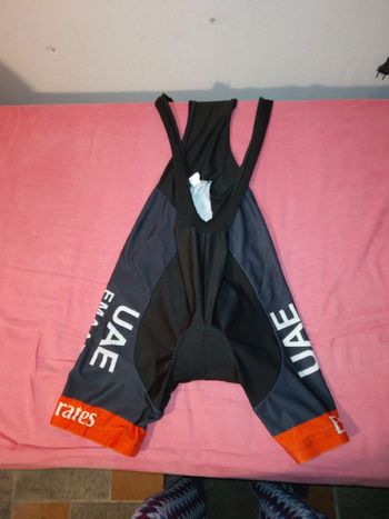 UAE EMIRATES, bellissimo completo maglia taglia XL + pantaloncino taglia XL TEAM  (la squadra del campione del mondo TADEJ POGACAR !!) tanto per capirci