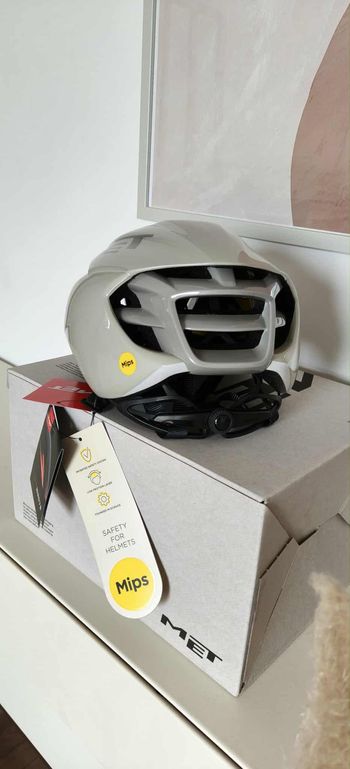 MET Manta MIPS Helmet 2025 bike usato — immagine 2 di 10