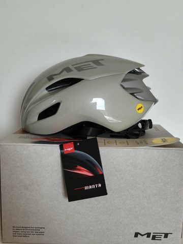 Tweedehands MET Manta MIPS Helmet 2025 bike — afbeelding 1 van 10