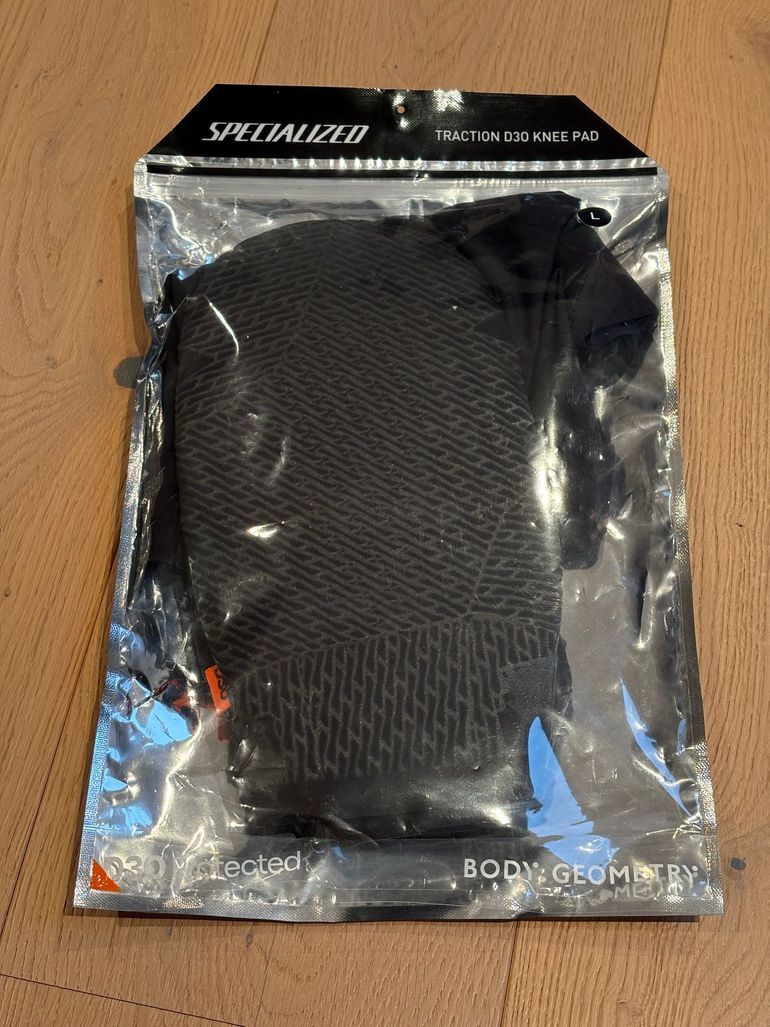 Specialized Traction D3O Knee Pad 2025 bike usato — immagine 6 di 7