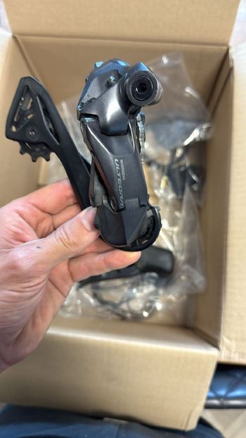 Used Shimano di2 Ultegra r8170 groepset 12 spd 2025 bike — image 8 of 9
