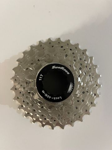 Used Schwalbe Come vedete in foto, vendo copertoncini G ONE R da 40 tubelessCoppia di copertoncini Vittoria da 33 millimetriRotori freno ultegra RT-CL800 Lock InternoPacco pignoni ultegra 11 velocitàPacco pignoni 11 velocità SunRace 2024 Tyres & Tubes