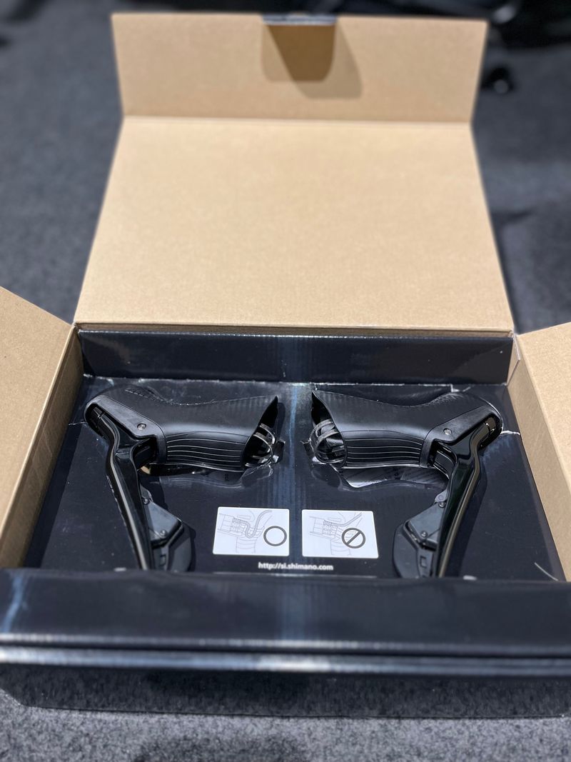 Käytetty Shimano Dura Ace Di2 ST-R9150 Brake Levers Brakes
