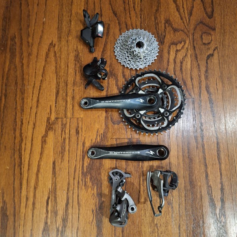 Used Sram casset, Shimano Deore shifters, Specialized cranks and chain ring, and Shimano XTR derailleur 2005 Groupset