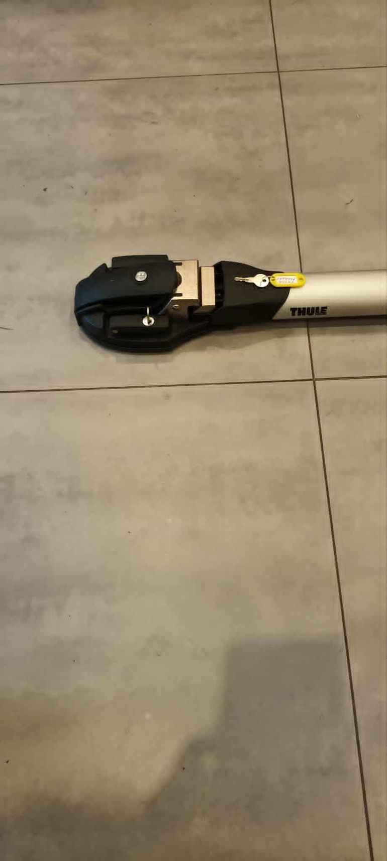 Used Thule Thule ThruRide 565 Roof Bike Rack bike — image 3 of 4