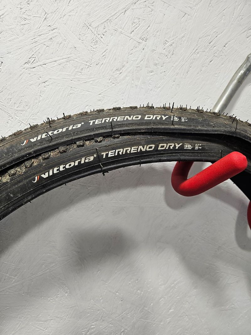 Used Vittoria 2x Terreno Dry 40-662 Tyres & Tubes