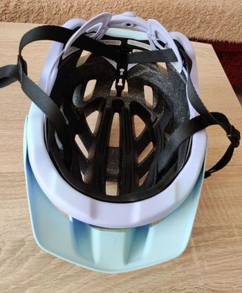 Used Giro Helmet 2025 bike — image 4 of 5
