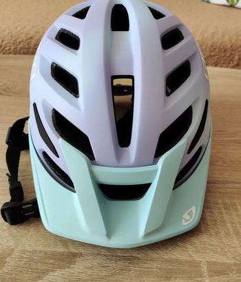 Used Giro Helmet 2025 bike — image 3 of 5