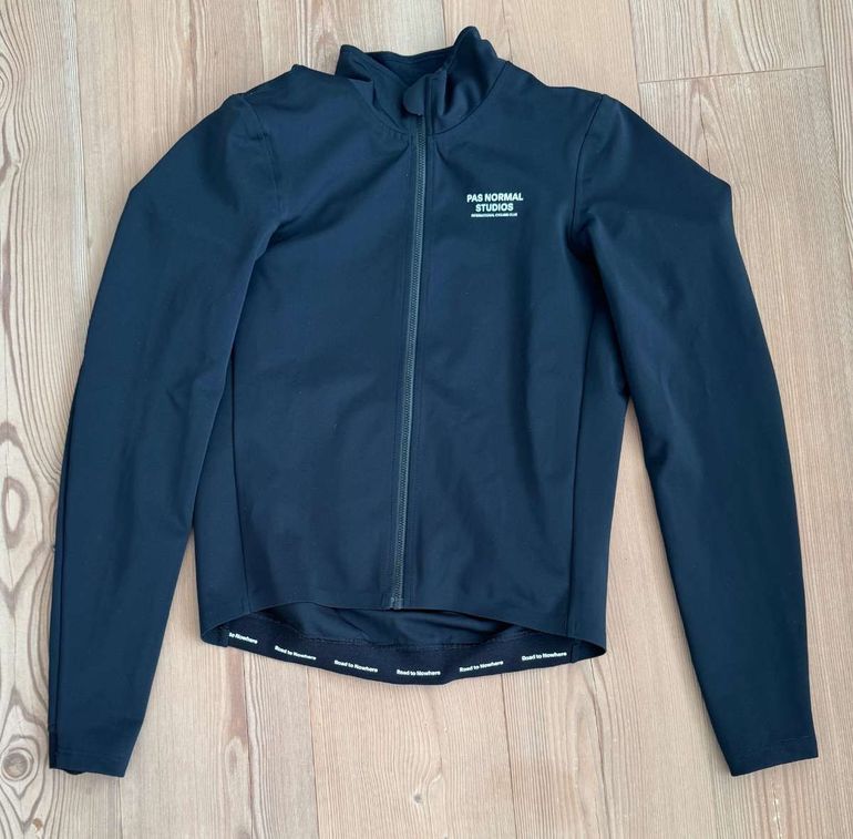 Brugt Pas Normal Studios Men's Mechansim Windjacke Größe M bike — billede 2 af 2