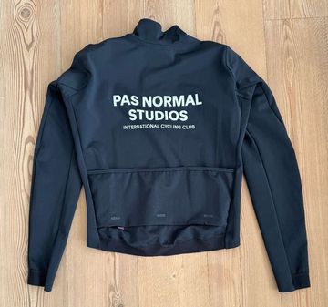 Brugt Pas Normal Studios Men's Mechansim Windjacke Größe M bike — billede 1 af 2