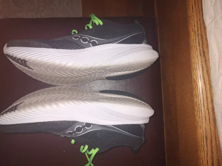 Used Saucony Saucony Kinvara 14 Black White bike — image 4 of 6