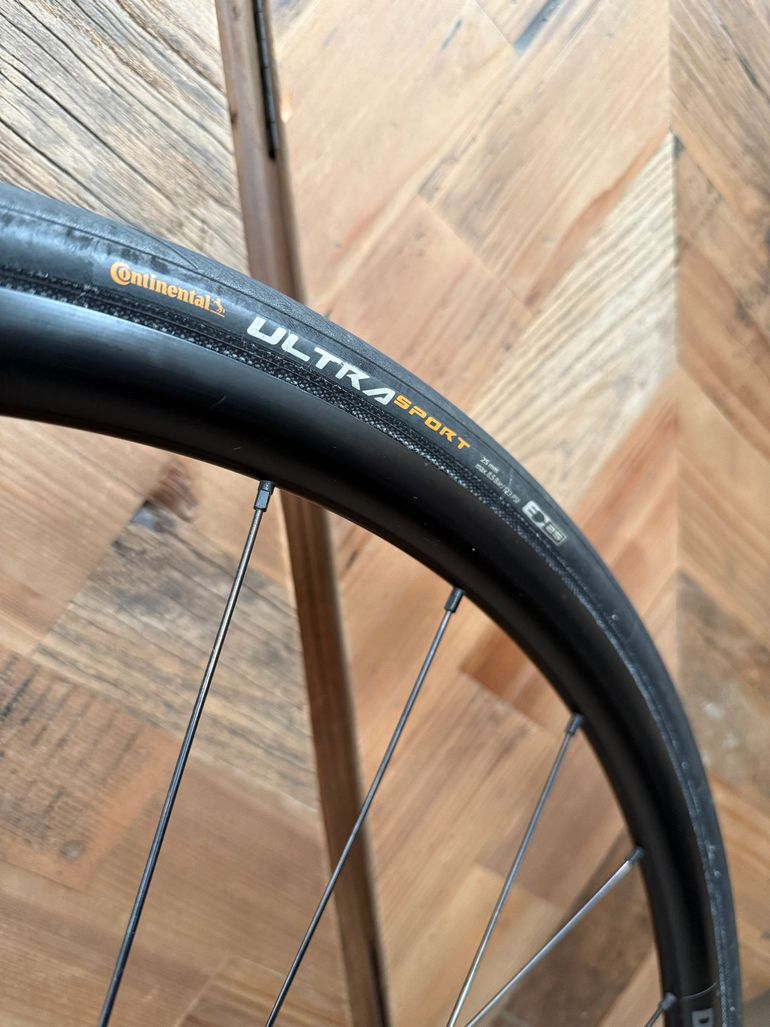 Used Dt Swiss R470 Shimano Freehub / Incl. Continental 25 mm tires/Good Condition! 2021 bike — image 4 of 7