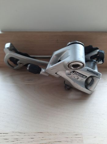 Used Shimano dérailleur arrière  RD M761  9 vitesses long cage. 2020 bike — image 3 of 4