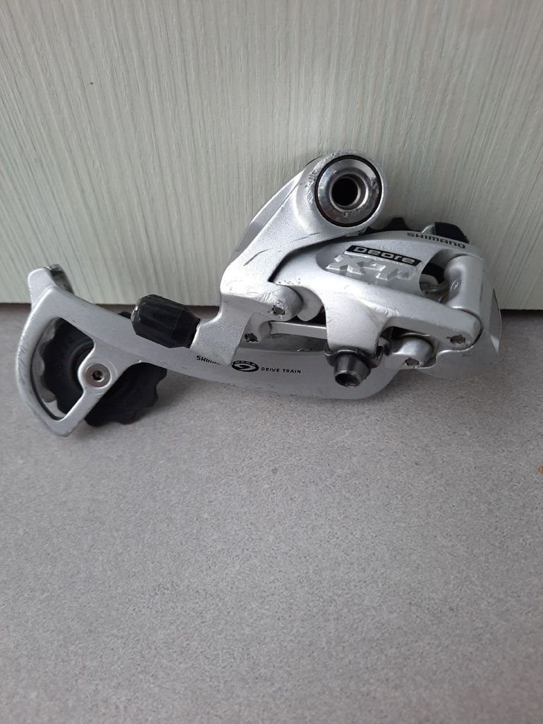 Used Shimano dérailleur arrière  RD M761  9 vitesses long cage. 2020 bike — image 1 of 4