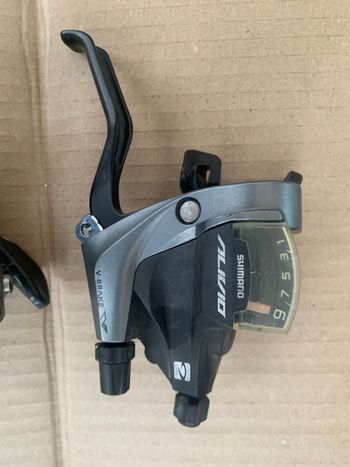 Used Shimano Manette de vitesse avant et arrière Alivio 2015 bike — image 3 of 3