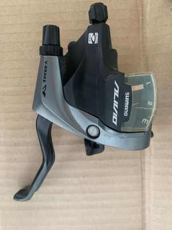 Used Shimano Manette de vitesse avant et arrière Alivio 2015 bike — image 2 of 3