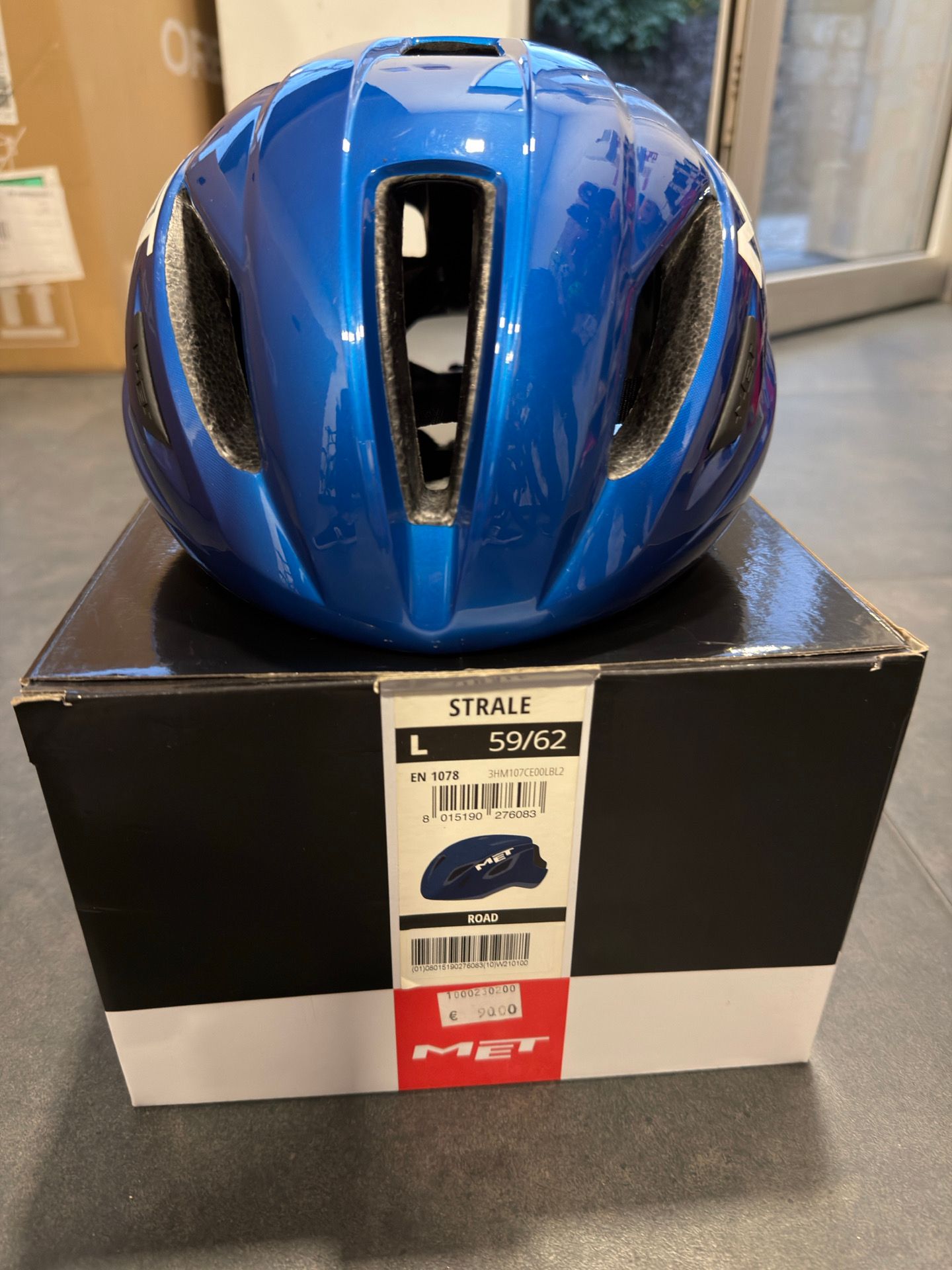 MET Strale Fahrradhelm Schwarz – Leicht, Gut Belüftet, Safe-T Duo-System, Für Zöpfe Geeignet