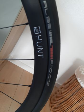 Used Hunt hunt 30mm carbon 2024 bike — image 2 of 10