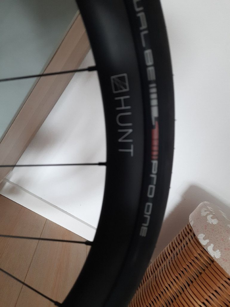 Used Hunt hunt 30mm carbon 2024 bike — image 8 of 10