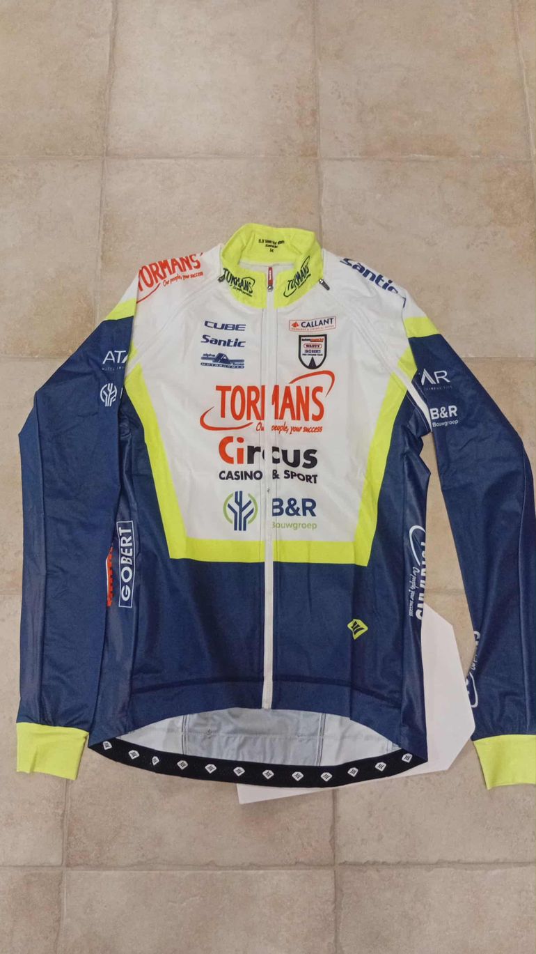 Used Santic Veste Neuf Pluie Mi Saison bike — image 1 of 4