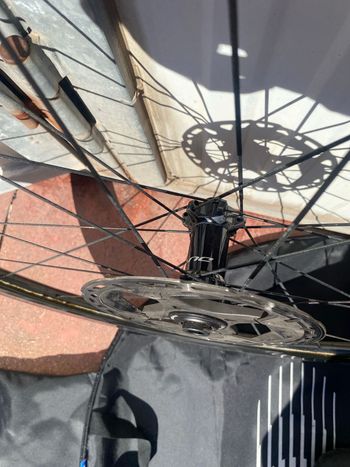 Used Shimano vendo ruote  durace basso profilo in carbonio, complete di pacco pignoni 11 velocità e dischi freno. 2022 bike — image 4 of 6