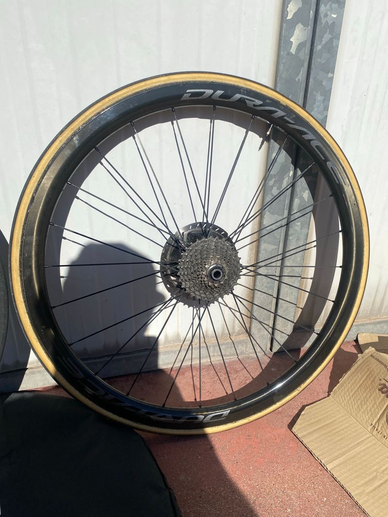 Used Shimano vendo ruote durace basso profilo in carbonio, complete di pacco pignoni 11 velocità e dischi freno. 2022 Wheels
