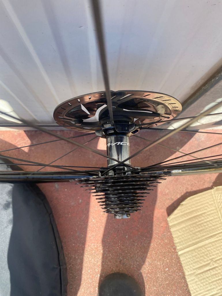 Used Shimano vendo ruote  durace basso profilo in carbonio, complete di pacco pignoni 11 velocità e dischi freno. 2022 bike — image 5 of 6