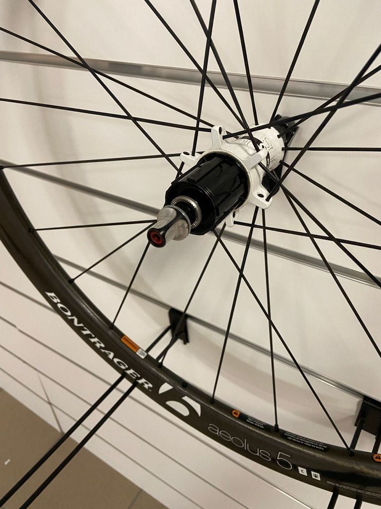 Used Bontrager Roue arrière Aeolus 5 carbone 2019 bike — image 2 of 2