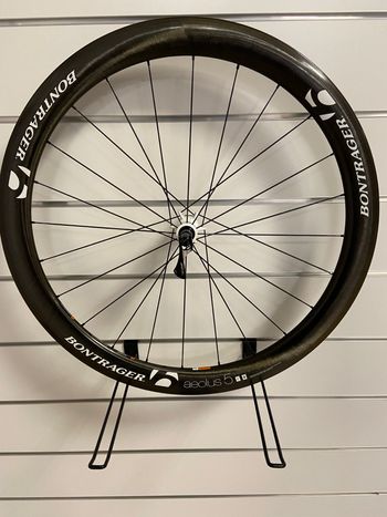 Used Bontrager Roue arrière Aeolus 5 carbone 2019 bike — image 1 of 2