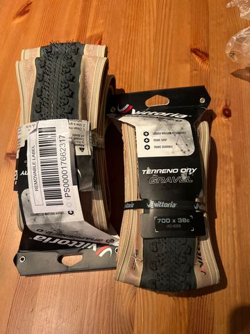 Gebrauchtes vitoria Tires Vittoria gravel 38 c 2 unidades 2024 Tyres & Tubes