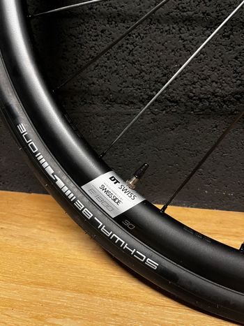 Used Dt Swiss E1800 2025 bike — image 2 of 3