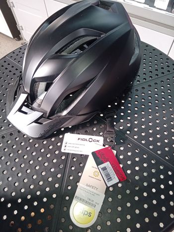 Used TLD Troy Lee Designs Flowline SE MIPS Helmet - Stealth Black 2025 bike — image 4 of 4