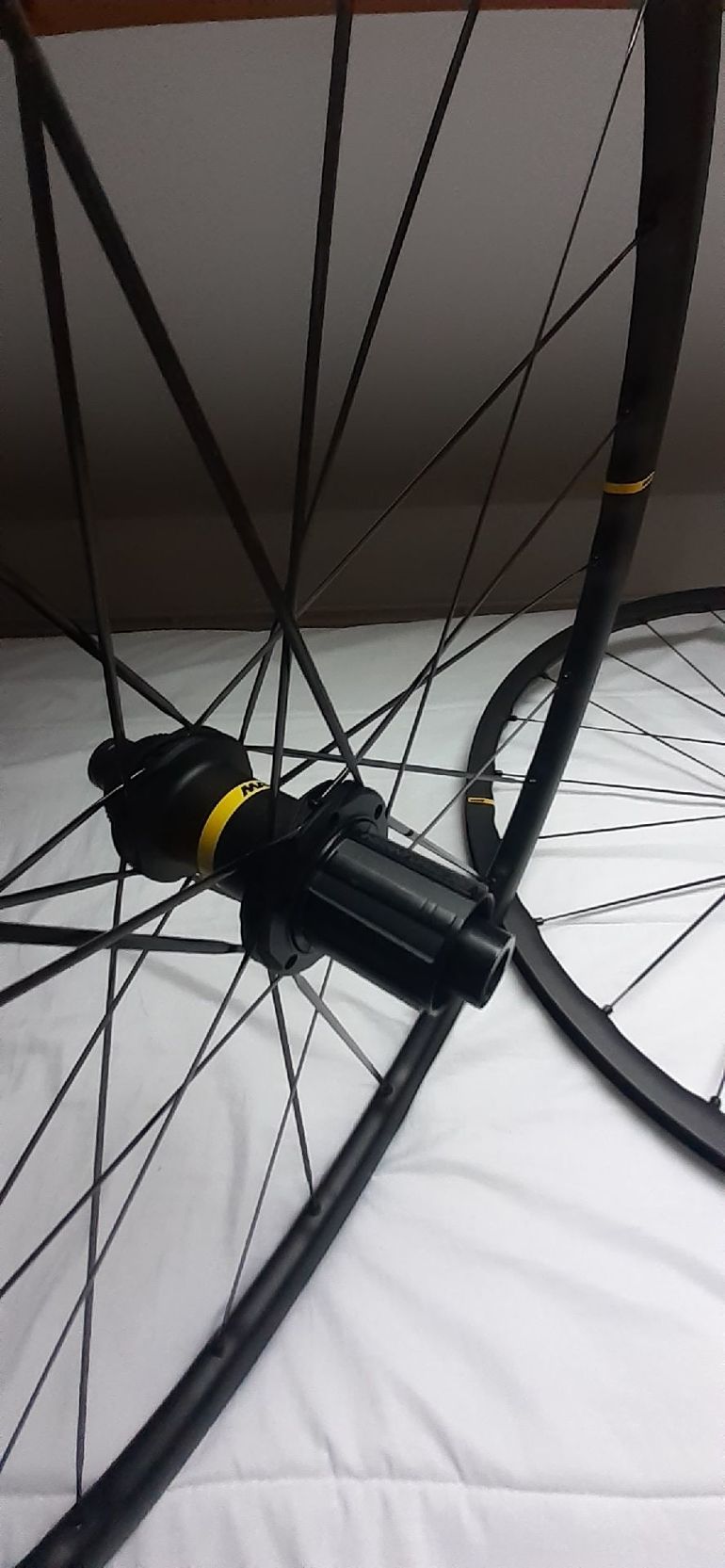 Used Mavic kysruim sl disc 2025 bike — image 2 of 3