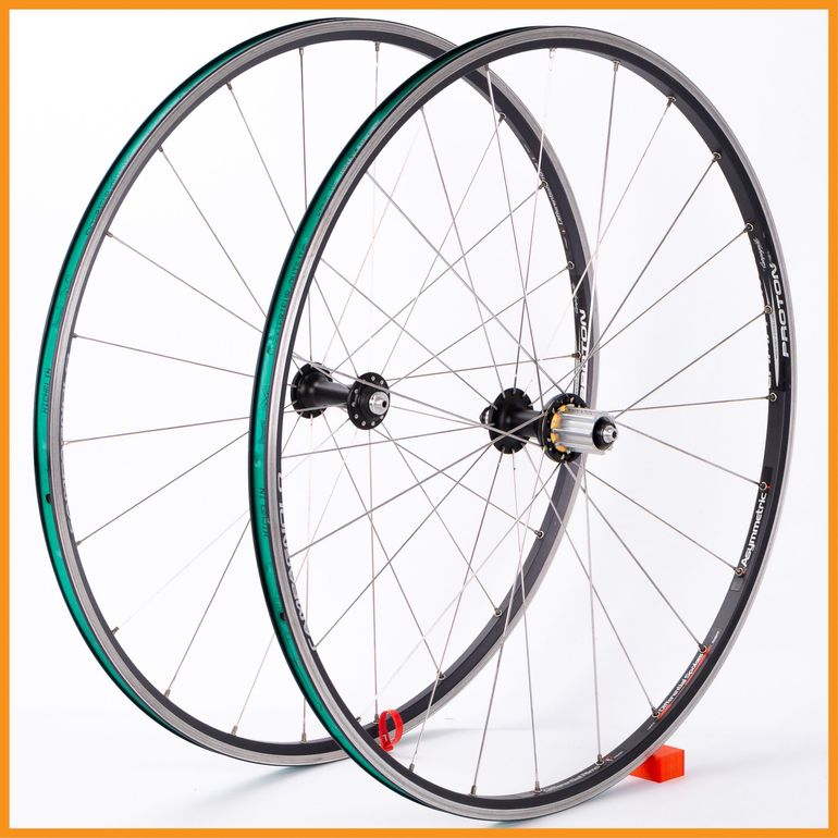 Roues Campagnolo Proton 700c – Compatible 9/10/11 Vitesses – Clincher – Occasion Bon état