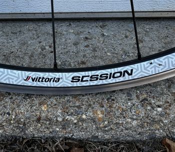 Used Vittoria Session bike — image 2 of 7