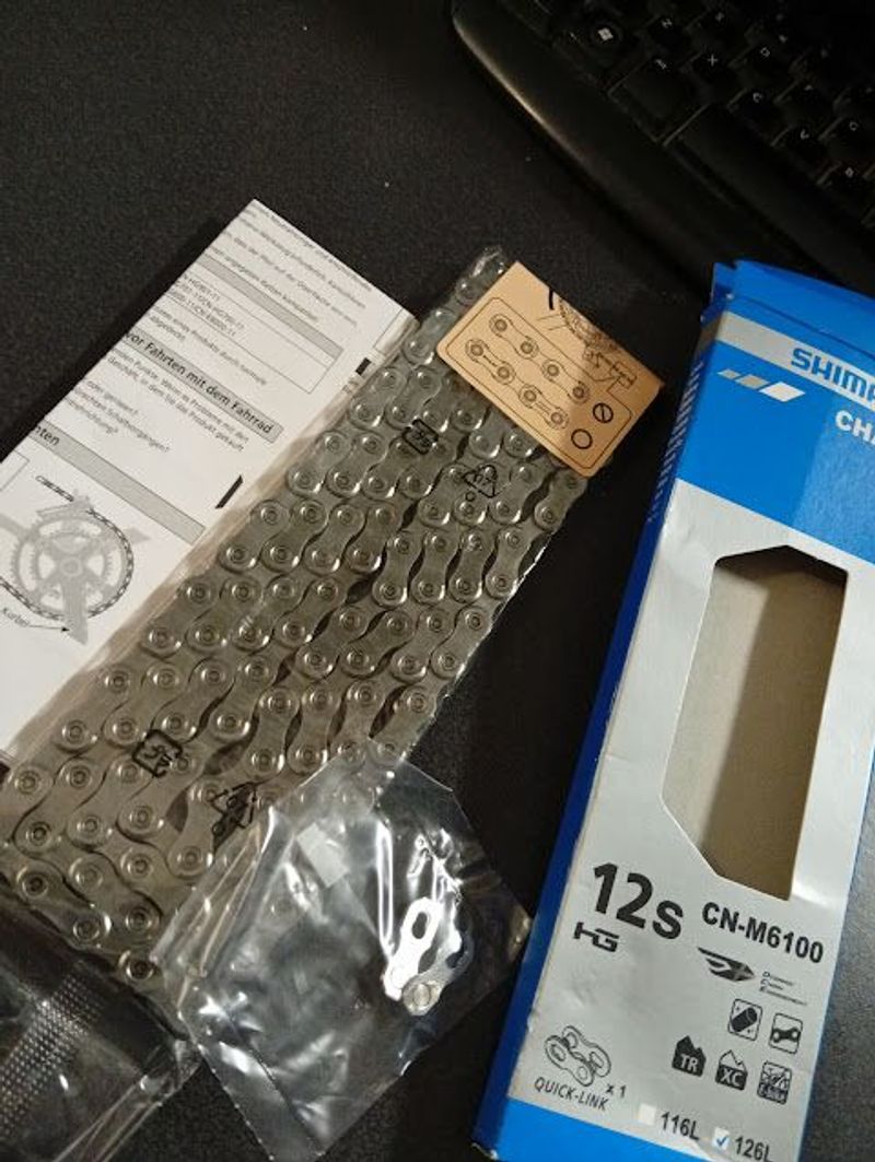 Shimano CN-M6100 12-speed Chain 126L Quick Link Drivetrain & Pedals d'occasion
