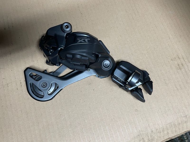 Używany Shimano XT Di2 RD-M8250-GS 12-speed Drivetrain & Pedals