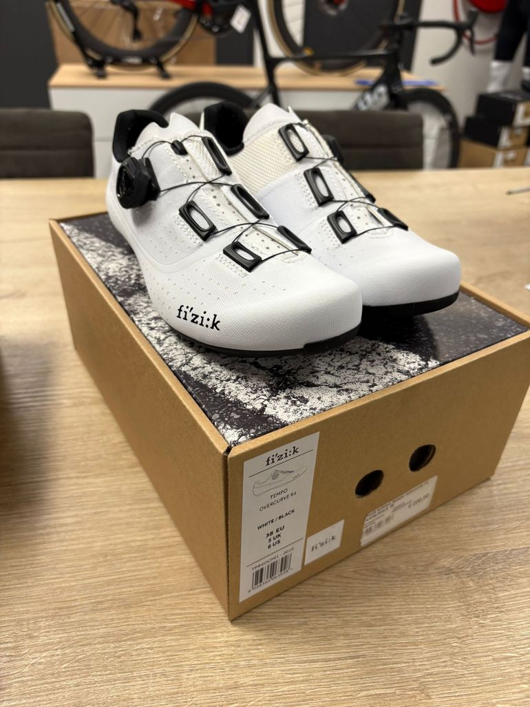 Used Fizik Tempo Over Curve R4 bike — image 1 of 5