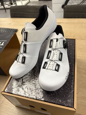 Used Fizik Tempo Over Curve R4 bike — image 3 of 5