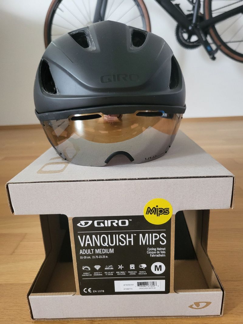 Used Giro Vanquish Mips Helm bike — image 1 of 6