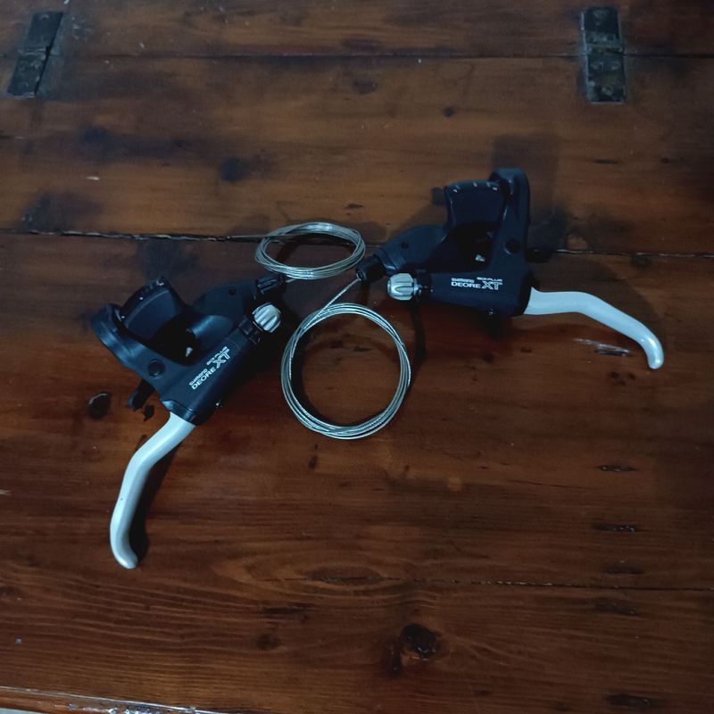 Brugt Shimano comandi + leve freno Deore XT ST-M738 3x8v. Drivetrain & Pedals