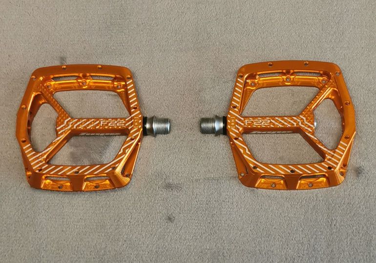 Used Hope F22 Pedal Orange PE.HO.0012 bike — image 1 of 6