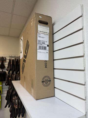 Used Enve 65 Foundation Carbon Aero Front Wheel Tubeless Disc 12x100mm bike — image 4 of 5
