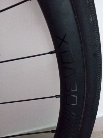 Brugt Devox 35mm de perfil con neumaticos Bontrager R2 32mm 2023 Wheels