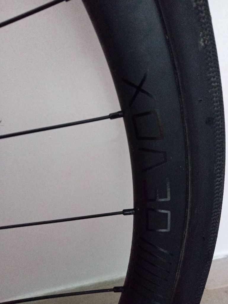 Used Devox 35mm de perfil con neumaticos Bontrager R2 32mm 2023 bike — image 1 of 6
